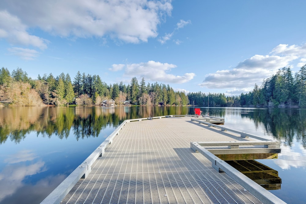 Lakefront Washington Home w/ Grill, Dock & Kayaks! view 5