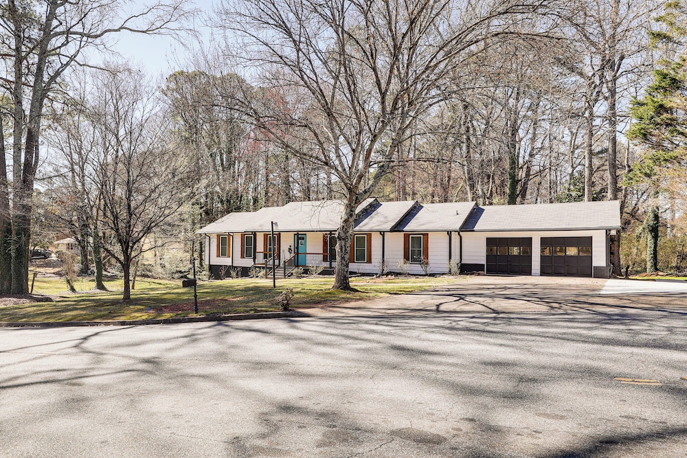 11 Mi to Marietta Square: Modern Apt w/ Yard!