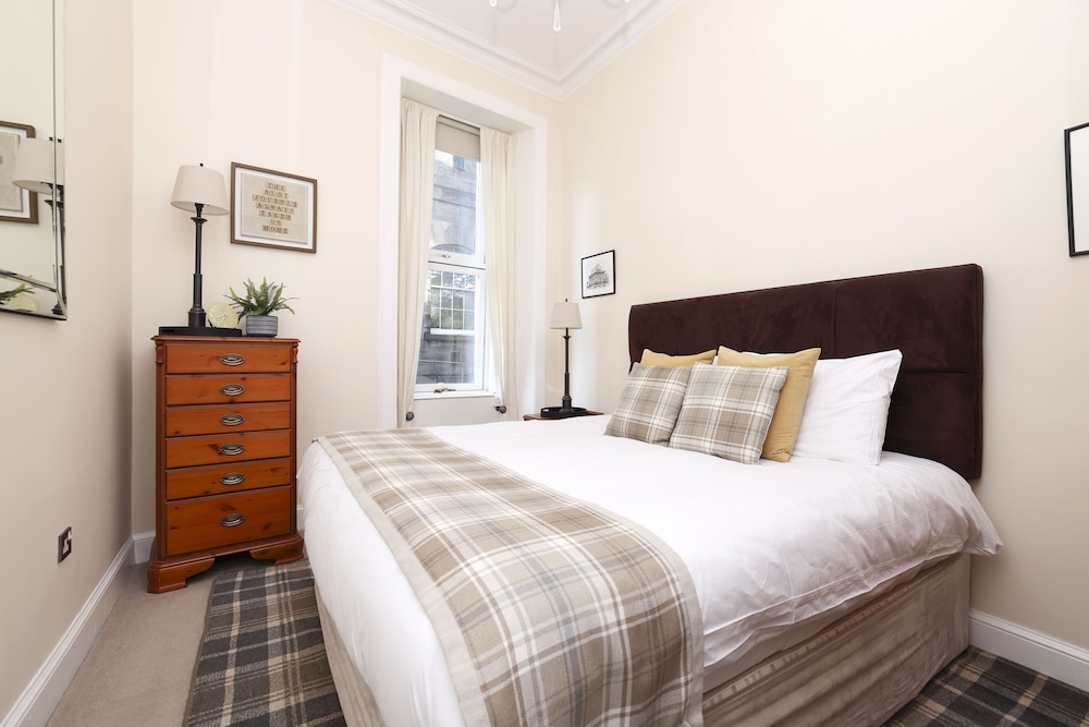 JOIVY Stunning Ground-floor 2bedrm New Town Apt view 5