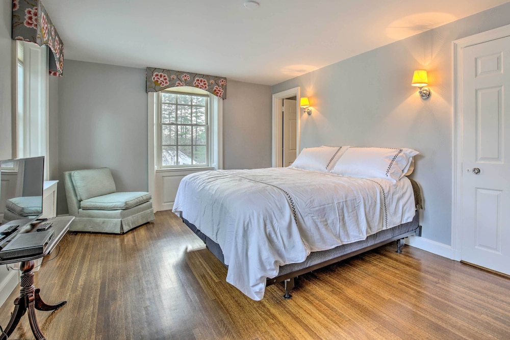 Spacious Estate w/ Courtyard: 2 Miles to Downtown!