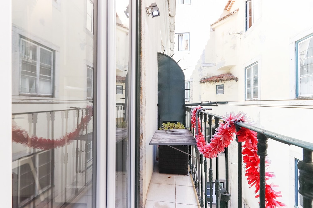 Lisbon Vacations - Santos Tiny Studio II by Homing - Property Image 2