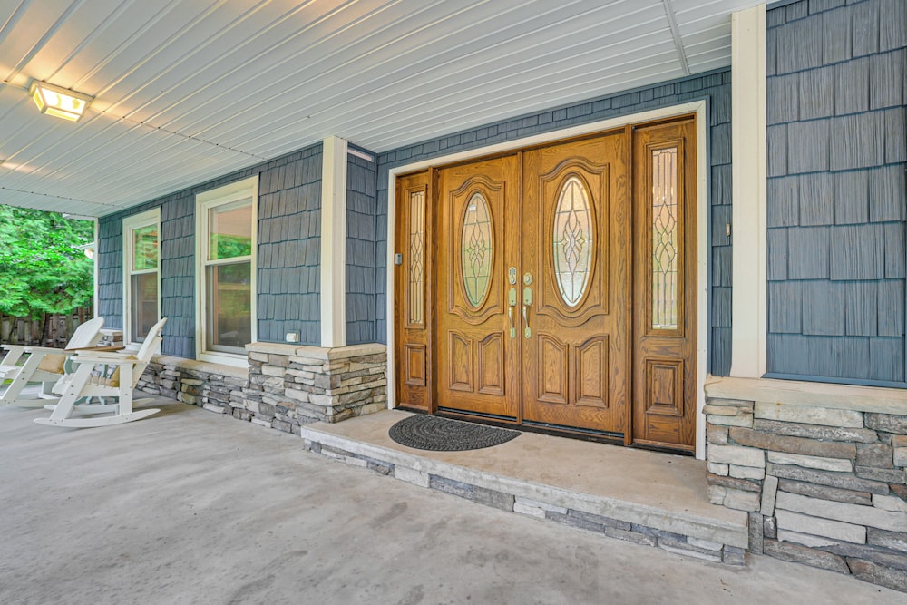 Sunroom, Dining Pavilion & More: Gem on Burt Lake!