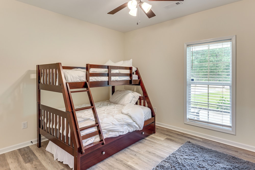 11 Mi to Troy University: Family Home w/ Yard