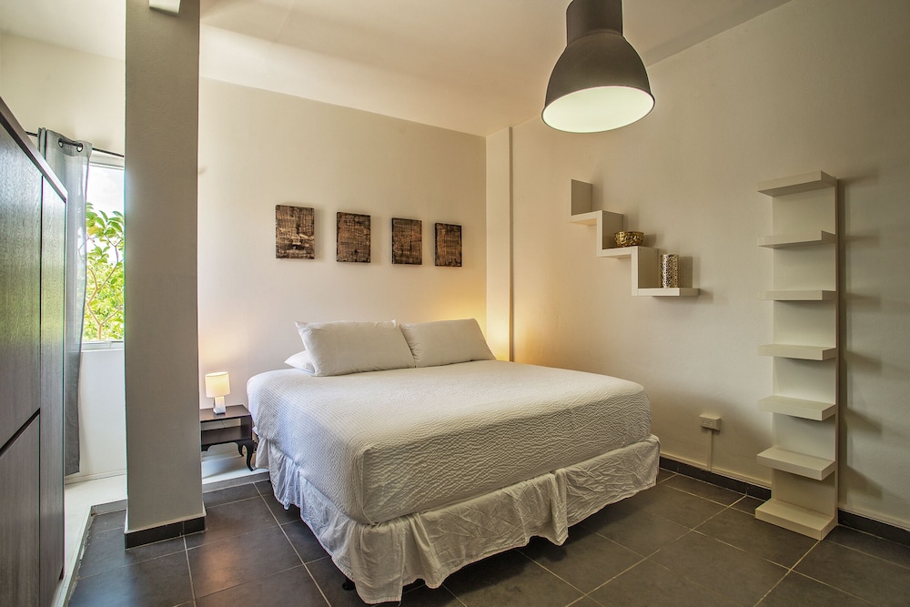 Stunning Modern Home, Near Beaches Full AC view 2