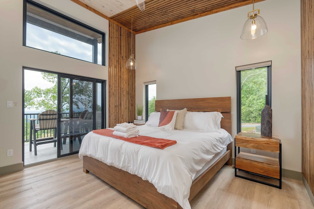 Luxury Group Retreat w/ Indoor Pool, Arcade & 56-mile Views Grand Vista Retreat