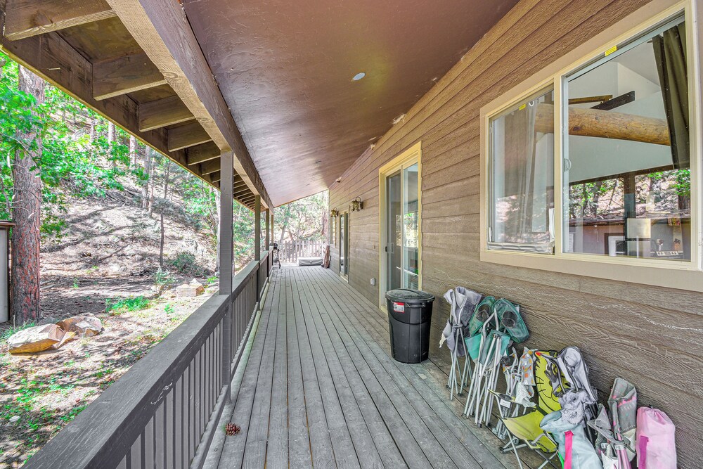 6 Mi to Mt Union: Peaceful Cabin w/ Deck