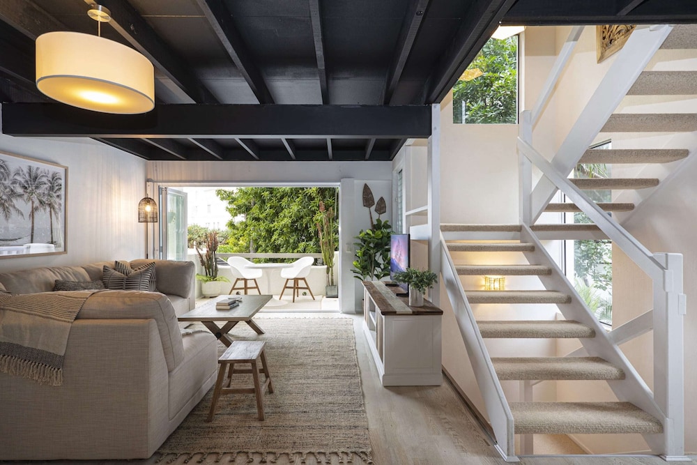 Beachside 2-bed House With Pool, Courtyard & BBQ