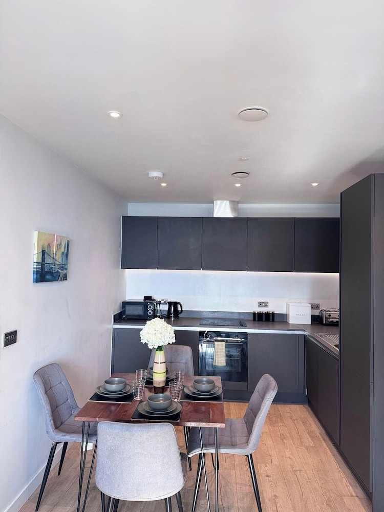 City Centre - 2-bed High Rise Apartment - Sleeps 4
