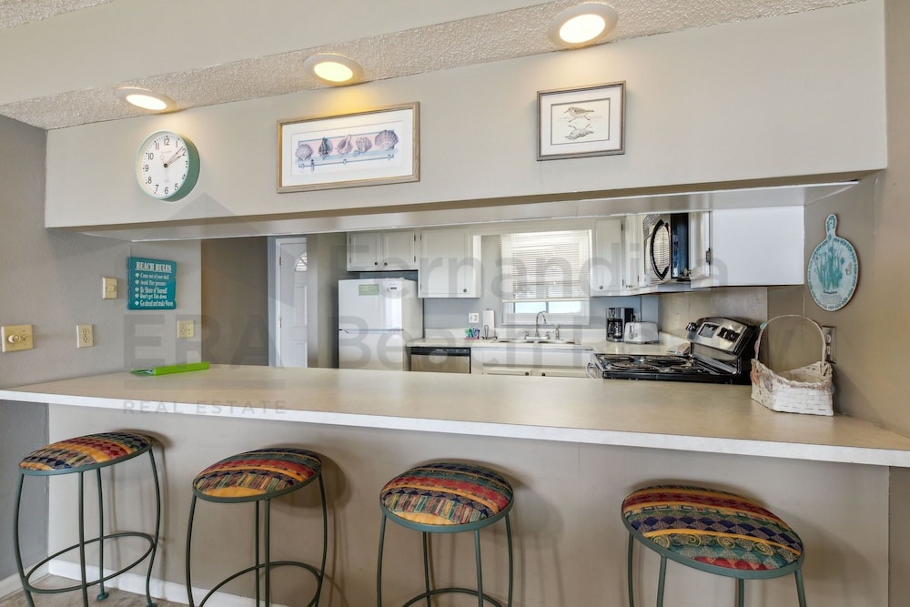 Ocean View Condo, Easy Acces to the Pool and Private Walkway to the Beach by RedAwning