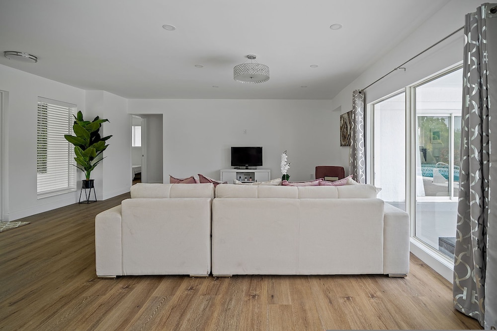 Dreamy 4BR Getaway w Private Pool Luxe Patio in Miramar