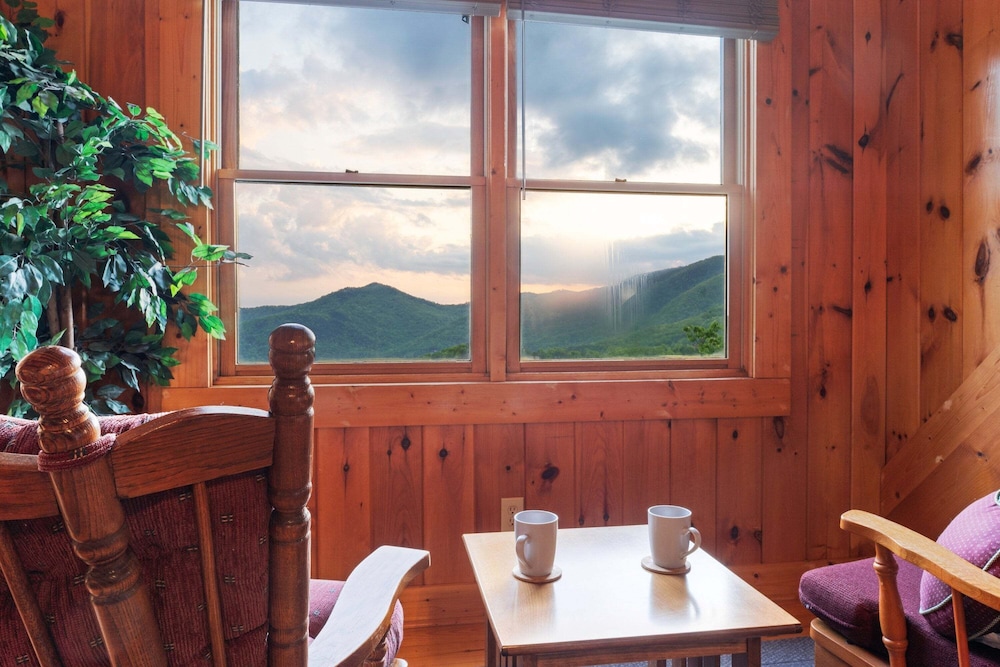 Breathtaking Hideaway 5 Bedroom Cabin