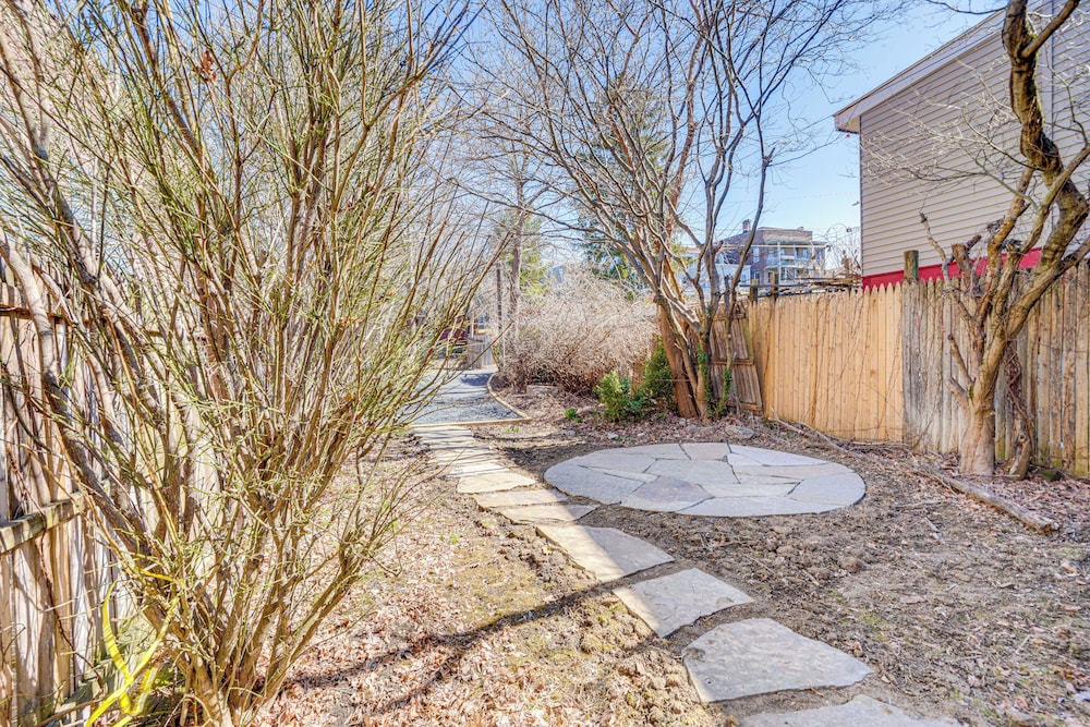 Walk to Dtwn Hudson: Cozy Upstate Apartment
