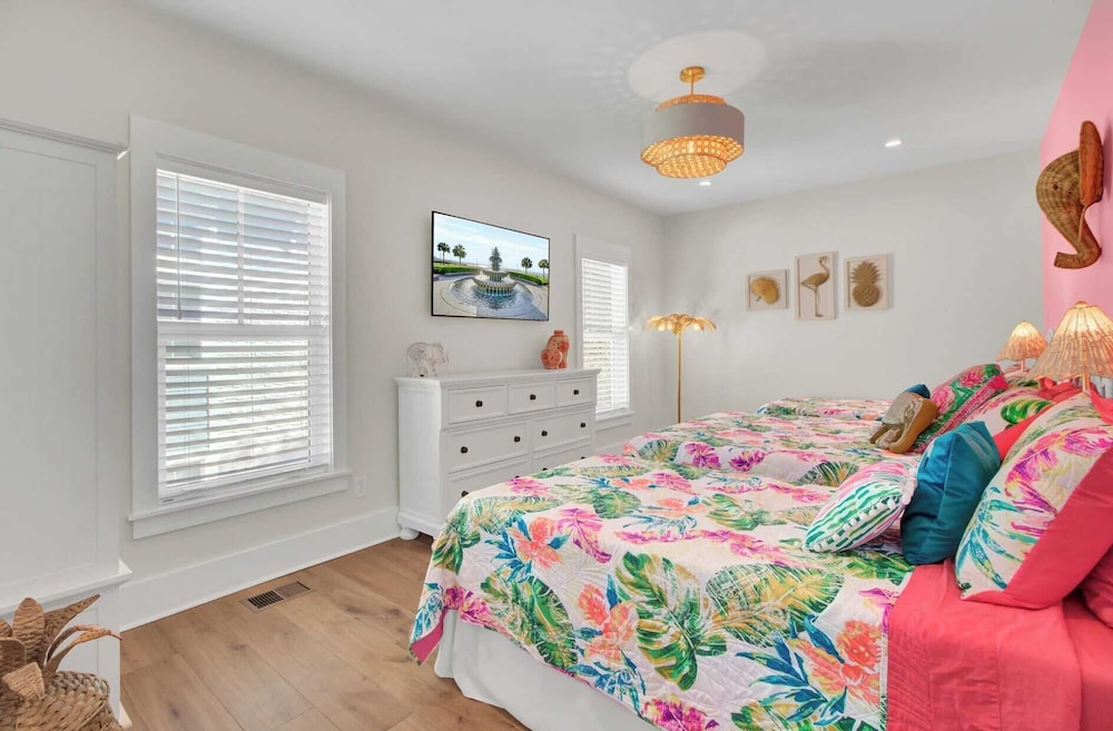 Walk to the Beach + Private Pool, Rooftop Terrace, Balcony 3602 Cameron