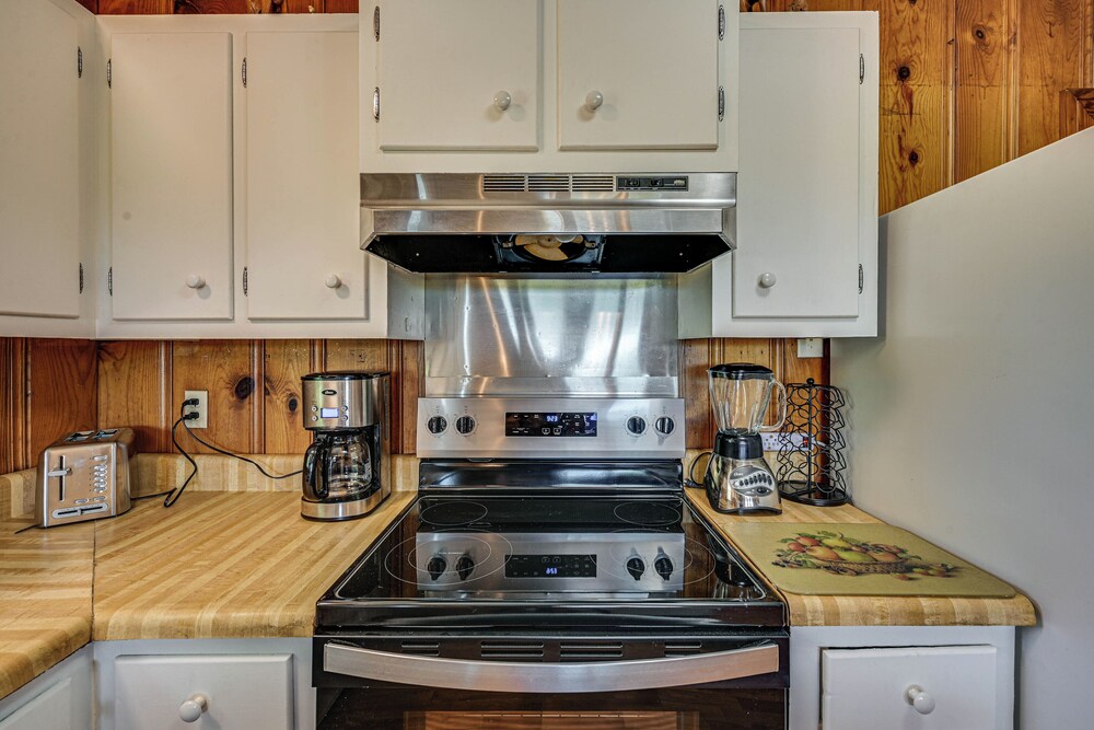 2 Mi to Oak Grove Racing & Gaming: Home on 1 Acre