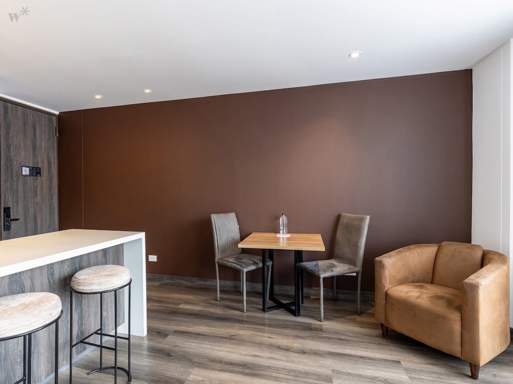 w Modern 2BR in Luxury Building in Chico