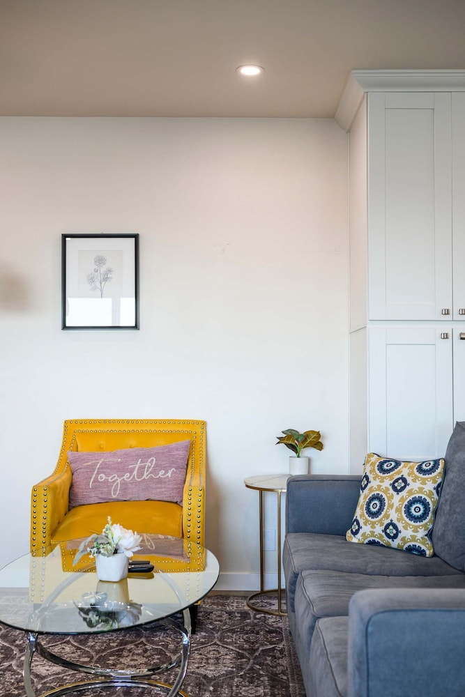 Stylish Home w Free Parking Near LA Hotspots 8