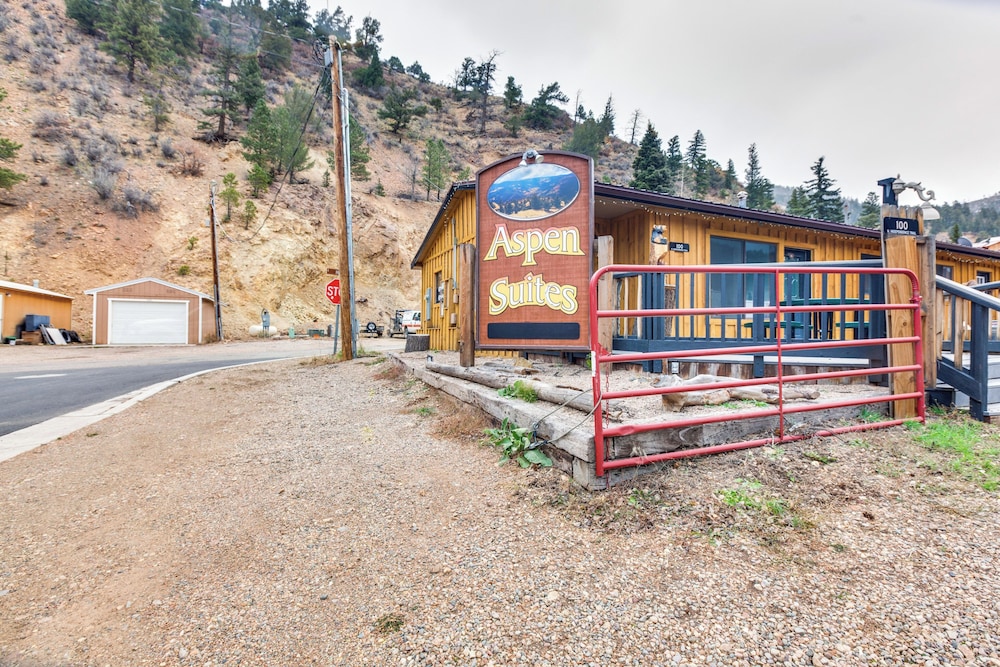 Cozy Red River Getaway - Walk to Main Street view 5