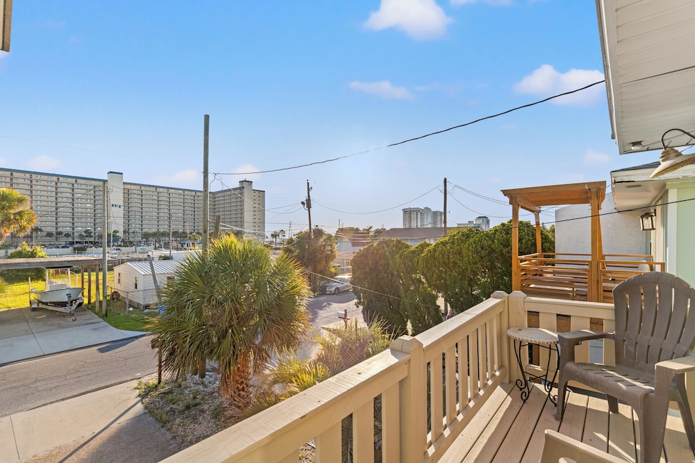 Just Beachy 3BR Dog-friendly Townhouse Near Beaches & Attractions!