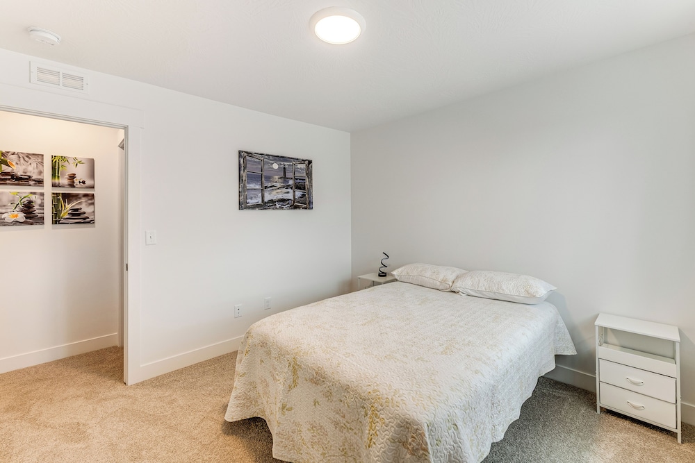 5 Mi to Trails: Townhome in Eagle Mountain