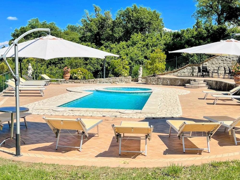 Charming Villa in Umbria - Sleeps 16 - Lake View - Pool, Jacuzzi and Events Room