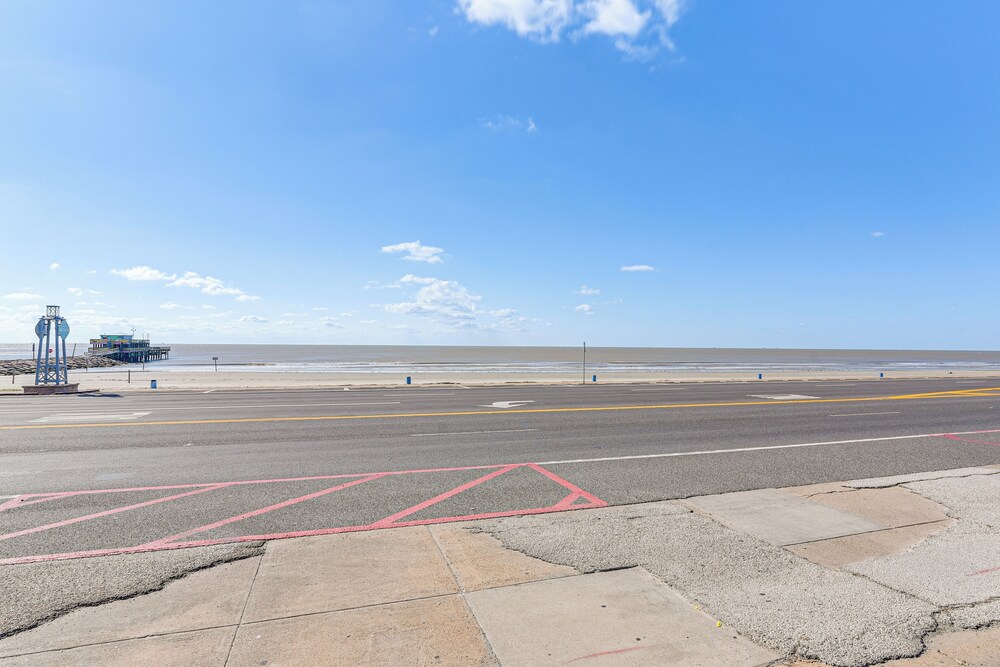 Stroll to Shore: Gem w/ Pool Access in Galveston