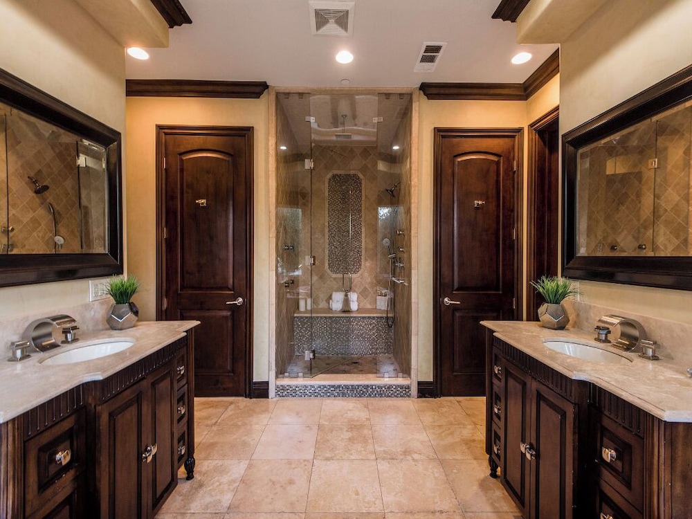 Robmar Mansion - Beverly Hills Mediterranean Estate With Pool & Sport Court
