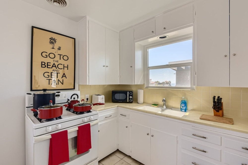 Walk to Beach - King Apt In 1 Area - AB