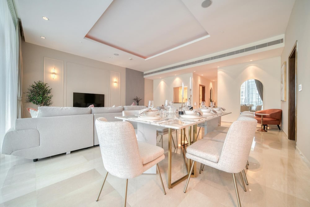 Modish Palm 3BR w Private Balcony Beach Access