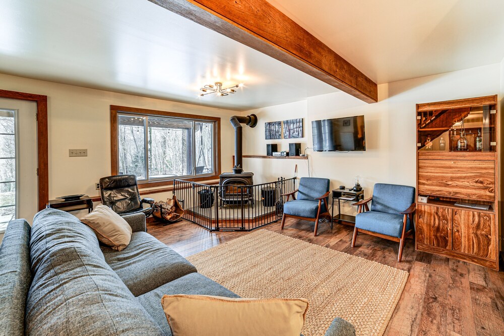 Cozy Roscoe Cabin w/ Fire Pit & Balcony! view 3