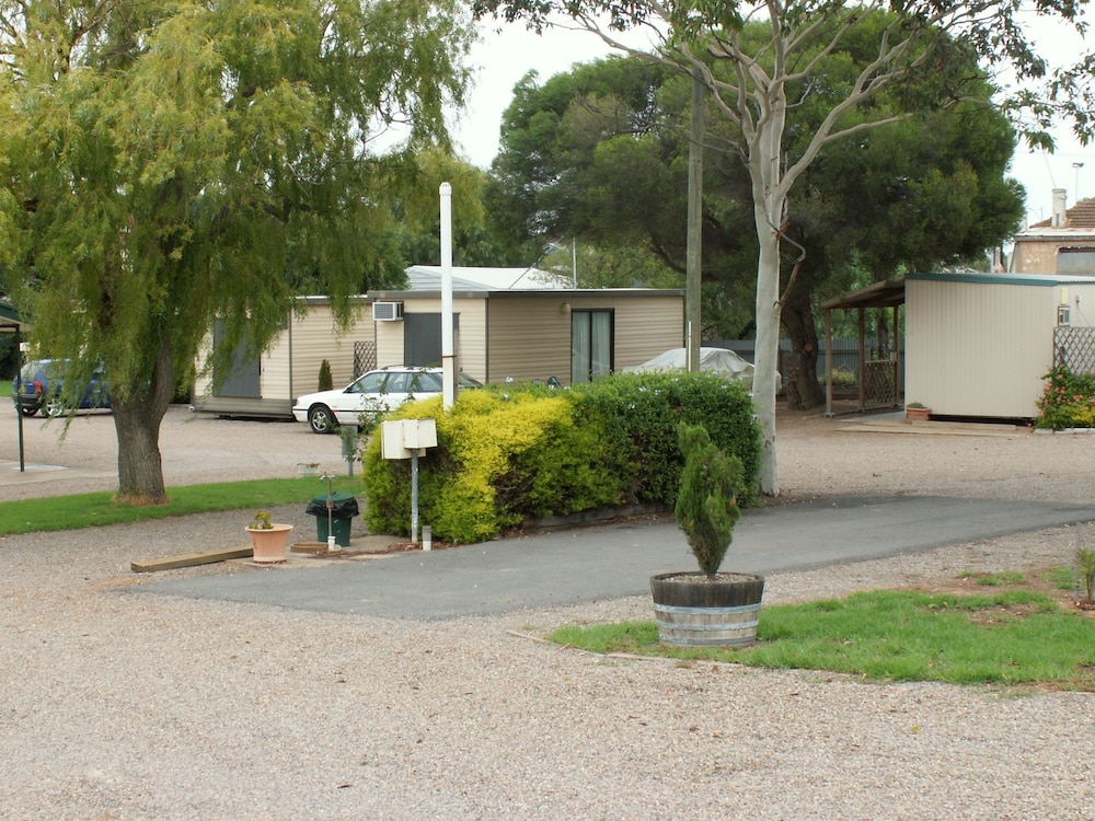 Oval Motel