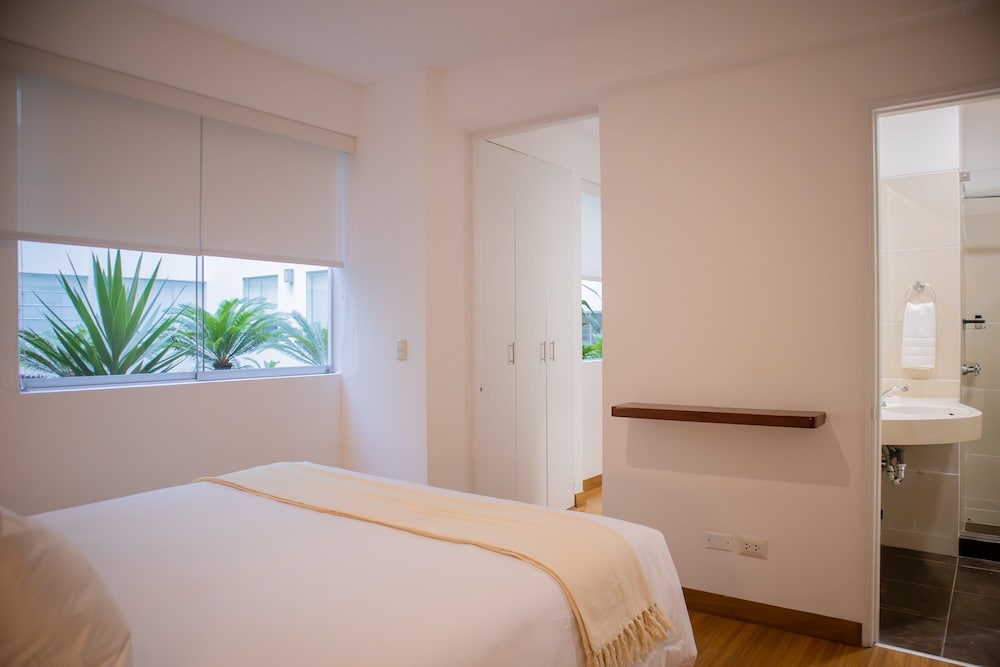 w Striking 1BR in Miraflores