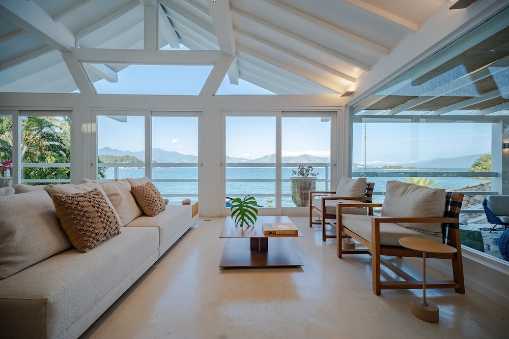 Angra - Mombaça | Mansão Espetacular Beira-Mar, 7 Suites - por Casapē Rio