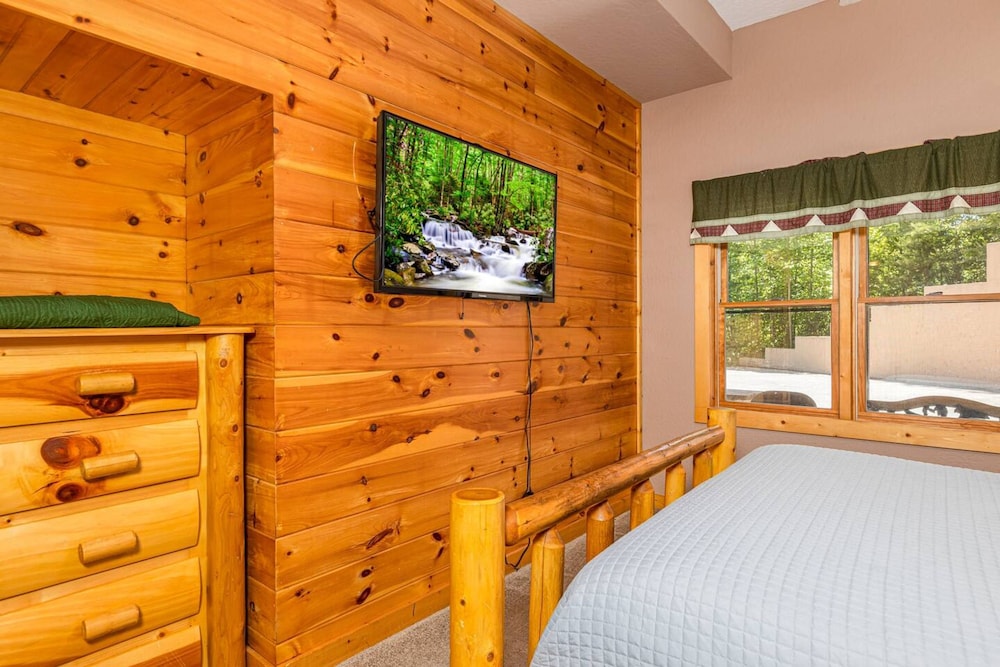 Dog Friendly Secluded Cabin W Hot-tub Sleeps 12