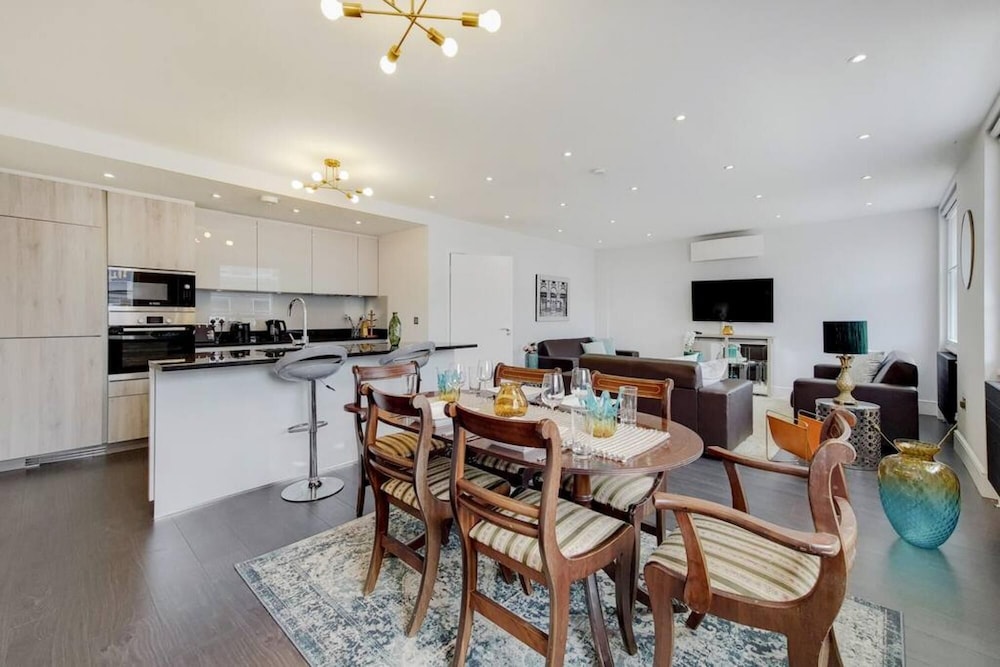 Lovely 2 Bedroom Apartment w AC off Baker Street