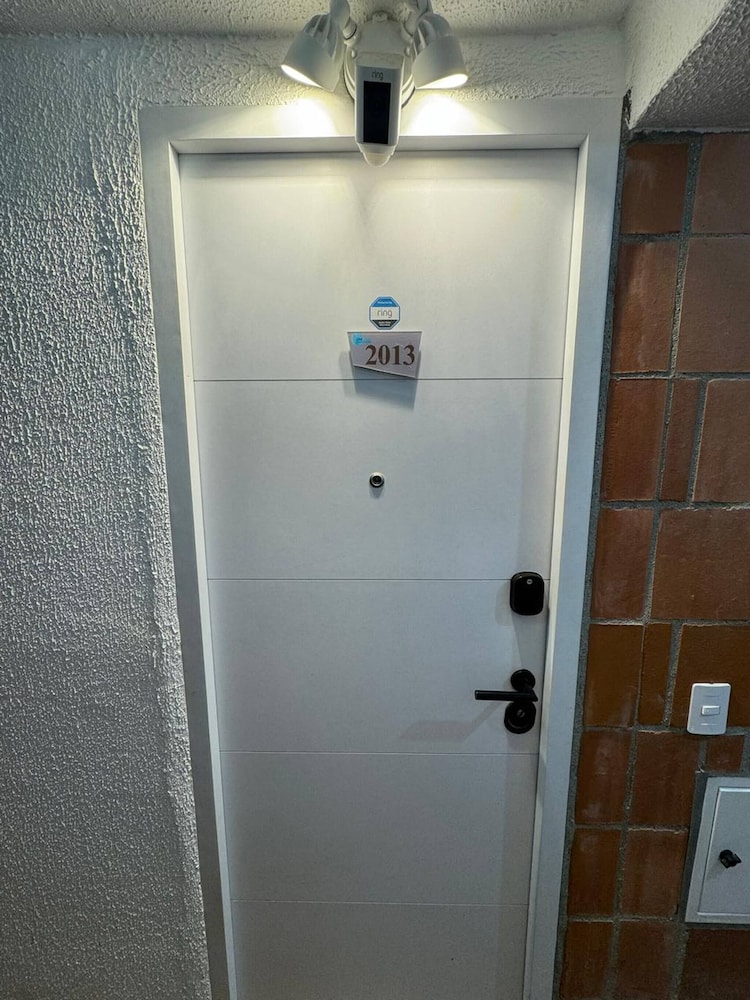 Stylish 1BR Getaway, Jacuzzi, Fireplace, Gym and AC