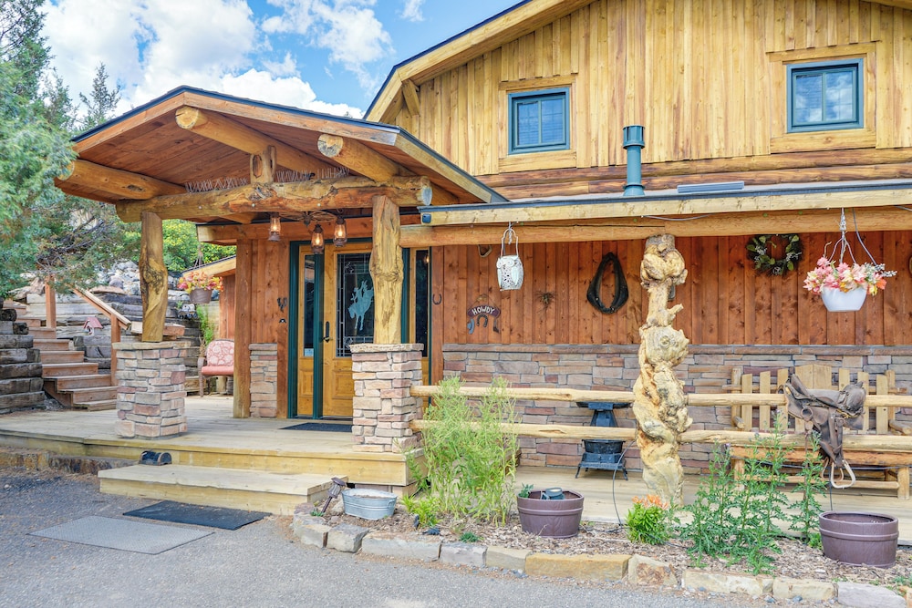 Stunning Mountain Views: Spacious Cabin in Dubois!