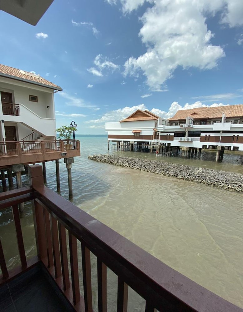 CMK & Private Water Chalet