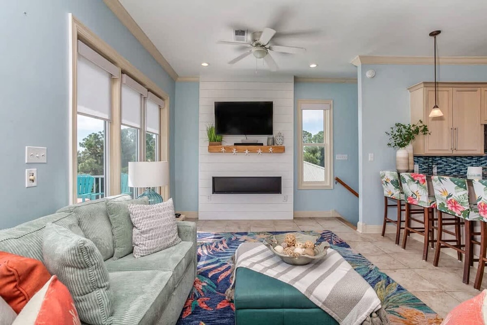 Gulf Shores Escape Walk to Waves Pool Golf Views