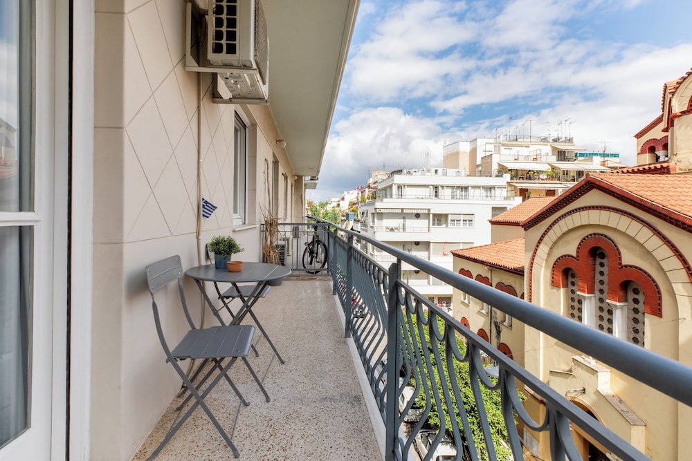 Attica - Captivating 2-Bedroom Apt & Balcony in Athens