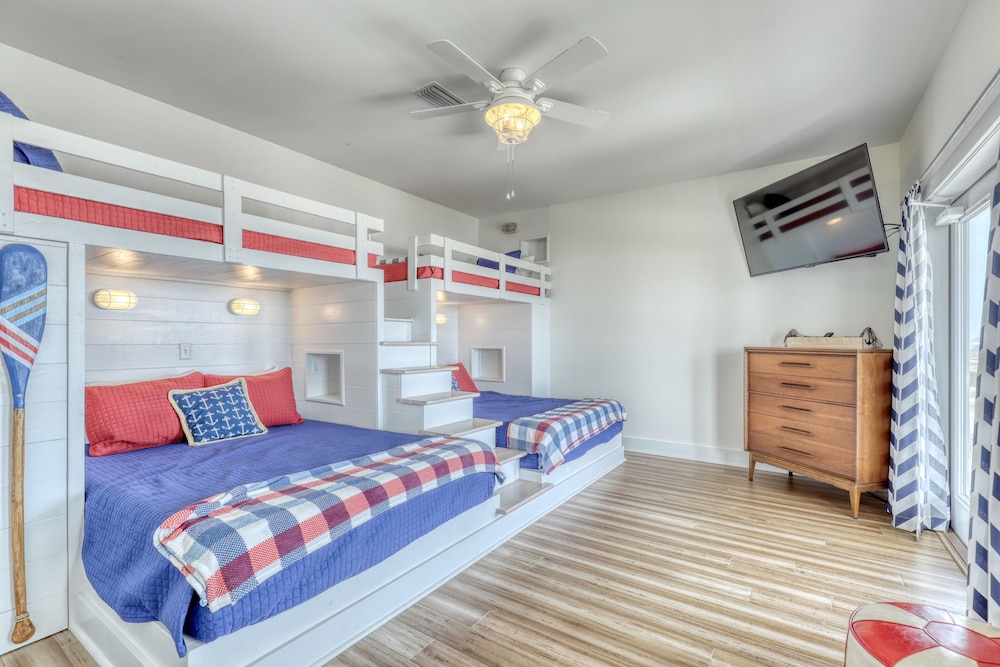Salty Seahorse - Waterfront! Pet Friendly! Game Room, Pool Table, Beautiful Views - Room For The Whole Family 4 Bedroom Home by RedAwning view 2