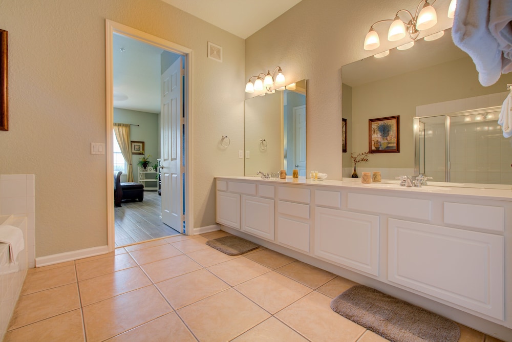 Penthouse w/ Spectacular Lakeview! Near Disney