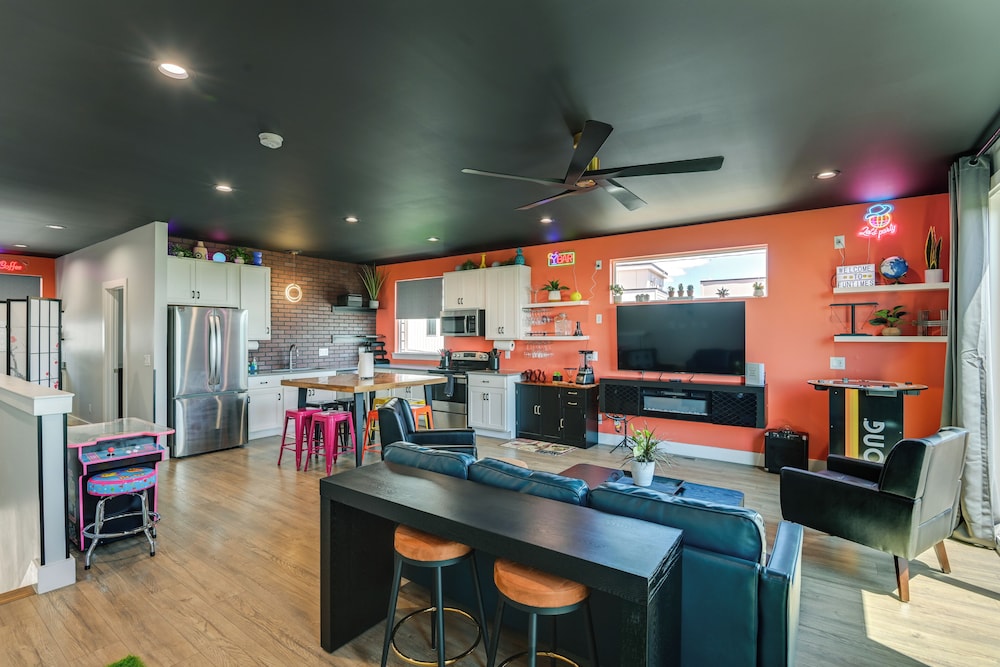 Skyline Views: Nashville Townhome 3 Mi to Broadway