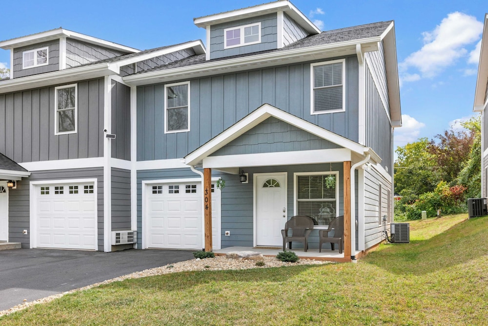 White Pine & Red Bud Buyout by Avantstay 2 Home Buyout Sleeps 16!