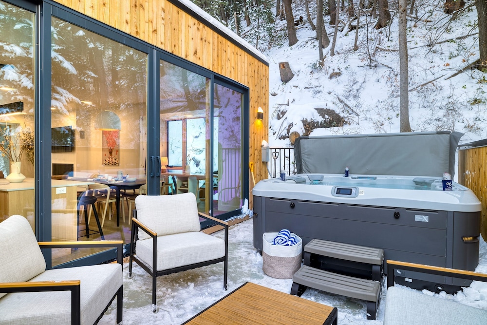 Parkview Mountain House Luxury Ski Home w Hot Tub Near Trails Downtown