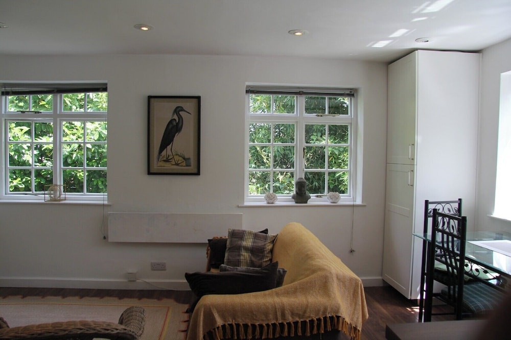 Woodlands Cozy Cottage in Gerrards Cross, Sleeps 2