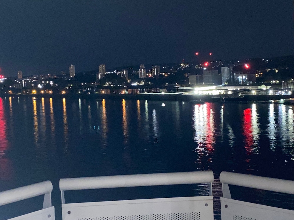 2 Bed Flat - Sleeps 4 - Parking - Wifi