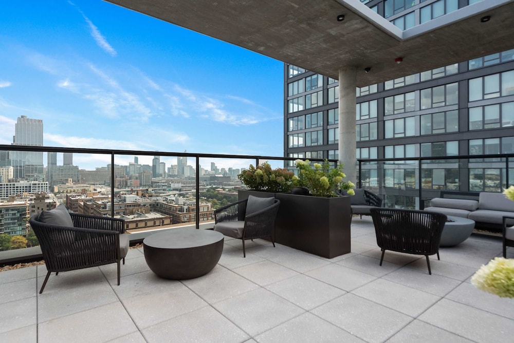 West Loop Duo 2 Stylish 2brs Walk to Dining