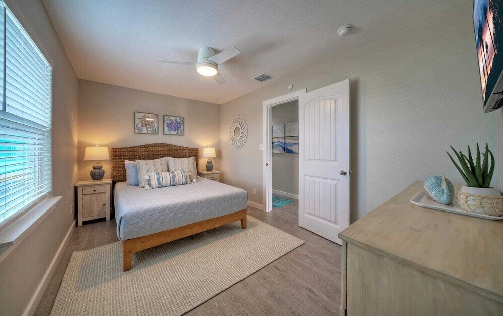 Sleeps 16 2 Homes, Priv Pool, Ping-pong 1block to Alister St. Shops & Dining