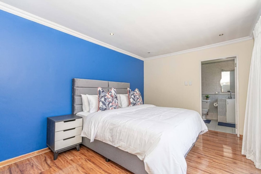 Super Spacious Fun Home! With Pool, Den and Bar