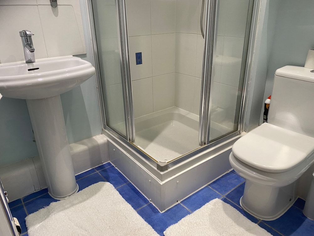 2 Bed Flat - Sleeps 4 - Parking - Wifi